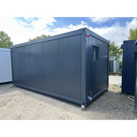 Contenedor habitable de 6,00 x 3,00 m con cocina americana, aseo y ducha.