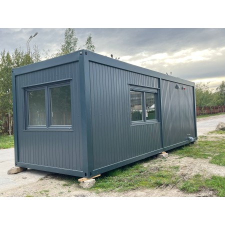 Contenedor residencial premium de 8,00 x 2,90 m con cocina americana, aseo y ducha.