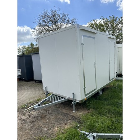 Remolque con aseos para mujeres/hombres con WC y ducha