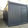 Oficina modular de 6 × 3 metros con ventanas en el lado largo derecho RAL 7016