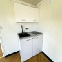 Oficina modular de 6 × 3 metros, modelo Milán, con aseo y cocina.
