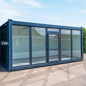 Oficina modular de 6 × 3 metros con pared de cristal RAL 7016 Oficina modular de 6 × 3 metros con pared de cristal RAL 7016
